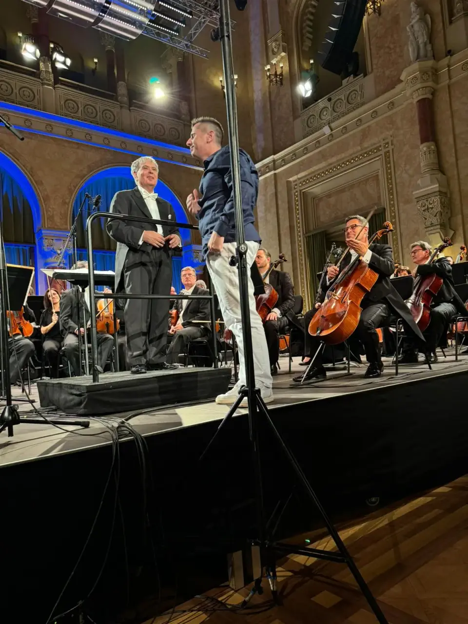 Stéphane montant sur scène remercier l'orchestre symphonique de Budapest