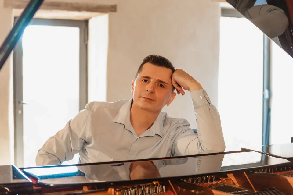 Stéphane en contre-jour sur le piano