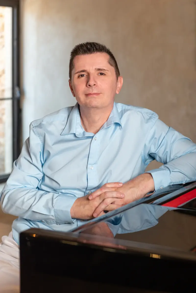 Portrait de Stéphane accoudé au piano